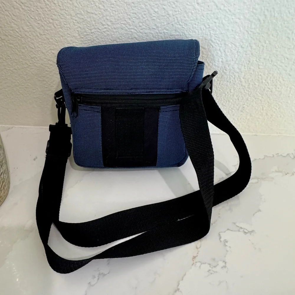 Camera Bag. London Fog crossbody quick release padded case